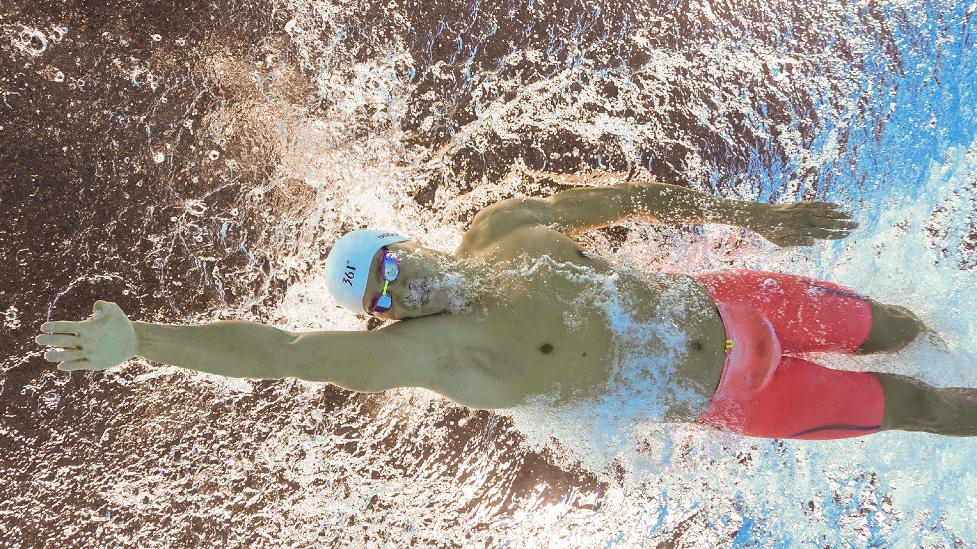 九游-“快艇冲浪：东三叉湖赛场上演极限速度的水上对决”